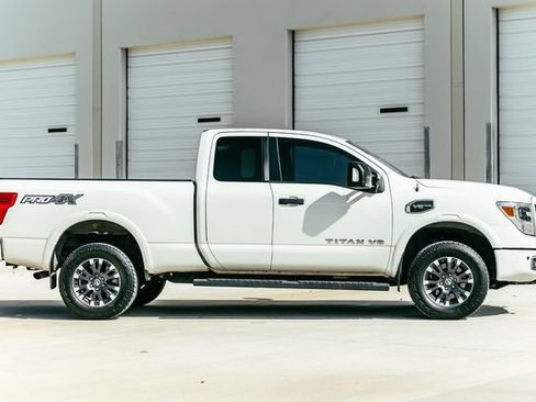 Used 2018 Nissan Titan PRO-4X w/ Pro-4x Convenience Package AWD/4WD image 10