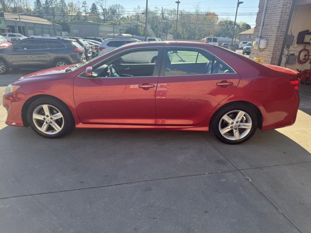 Used 2014 Toyota Camry SE w/ Leather Package FWD image 6