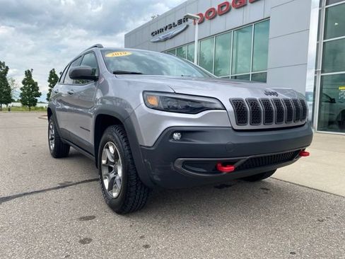 Used 2019 Jeep Cherokee Trailhawk w/ Cold Weather Group AWD/4WD image 3