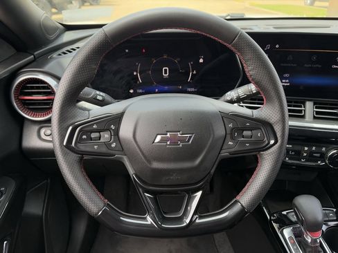 Used 2025 Chevrolet Trax RS FWD image 14