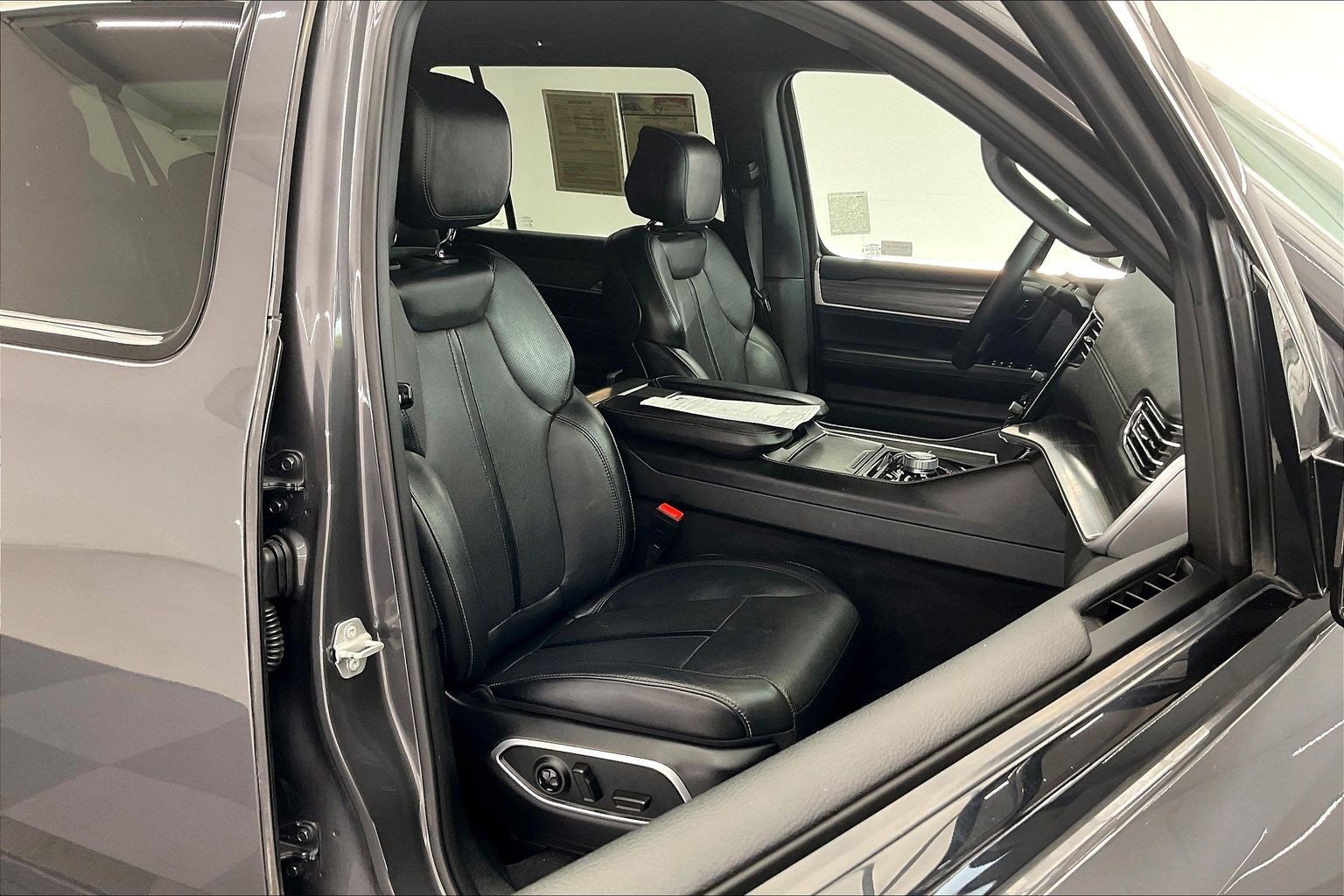 Used 2024 Jeep Wagoneer L Series III w/ Flexible Seating Group AWD/4WD image 6