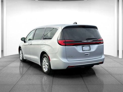 Used 2023 Chrysler Pacifica Touring-L FWD image 5