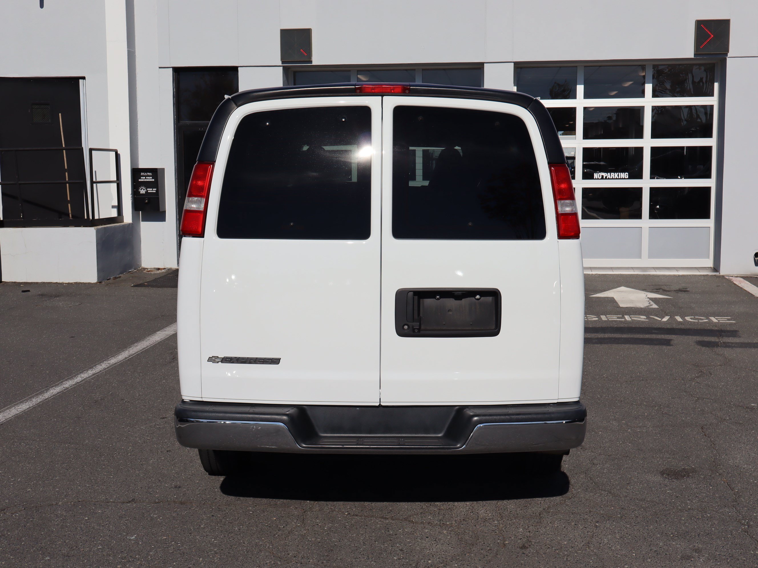 Used 2020 Chevrolet Express 3500 LT w/ LT Preferred Equipment Group RWD image 10