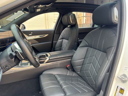Used 2024 BMW i7 xDrive60 w/ Premium Package AWD/4WD image 46
