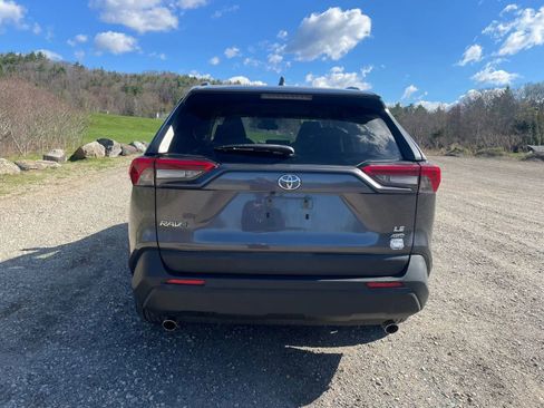 Used 2019 Toyota RAV4 LE AWD/4WD image 4