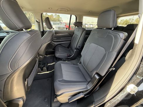 Used 2023 Jeep Grand Cherokee L Laredo image 29