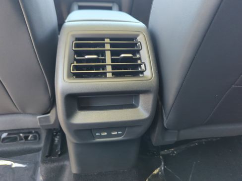 New 2026 Volkswagen Tiguan SE image 30