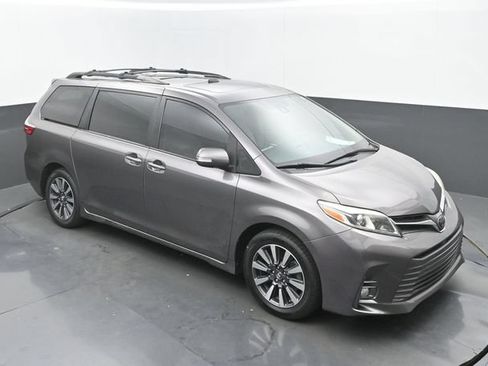 Used 2019 Toyota Sienna Limited FWD image 28