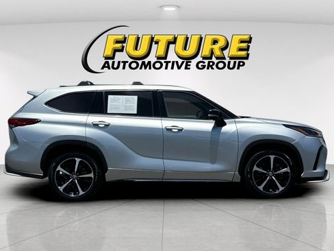 Used 2022 Toyota Highlander XSE AWD/4WD image 2