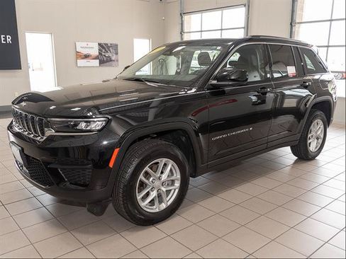 Used 2023 Jeep Grand Cherokee Laredo w/ Luxury Tech Group I AWD/4WD image 4