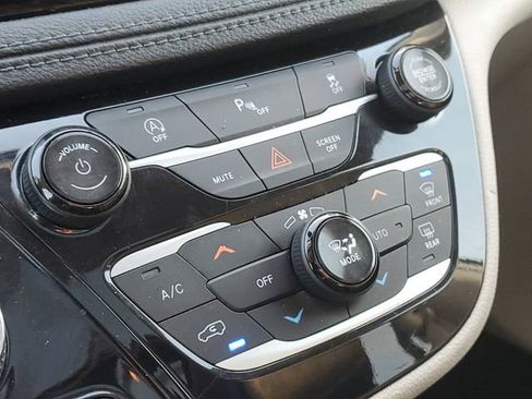 Used 2018 Chrysler Pacifica Limited image 30