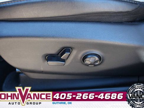 Used 2025 Chrysler Pacifica Limited image 31