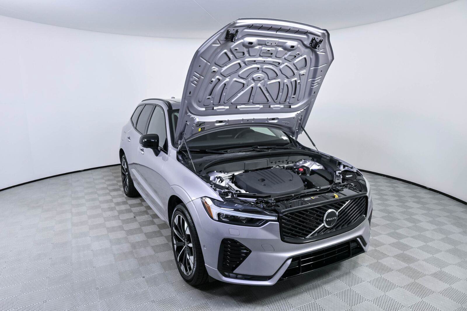 Certified 2026 Volvo XC60 B5 Plus AWD/4WD image 30
