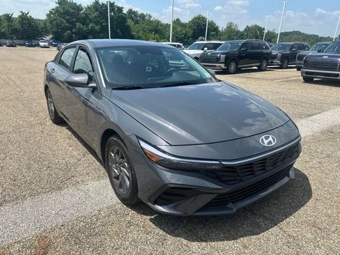 Used 2024 Hyundai Elantra SEL FWD image 2