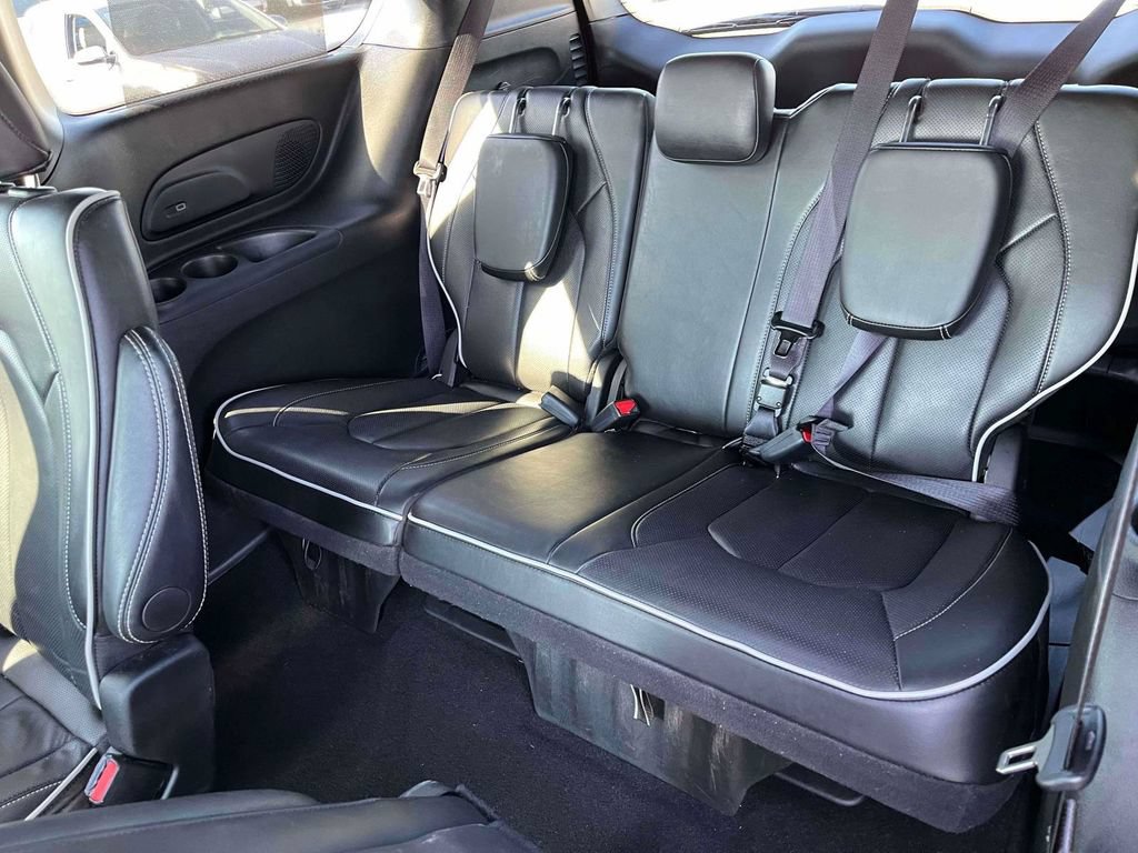 Used 2025 Chrysler Pacifica Limited FWD image 7