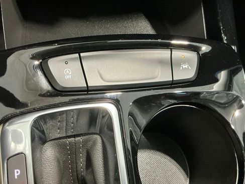 Used 2025 Chevrolet Trax LT w/ LT Convenience Package FWD image 24