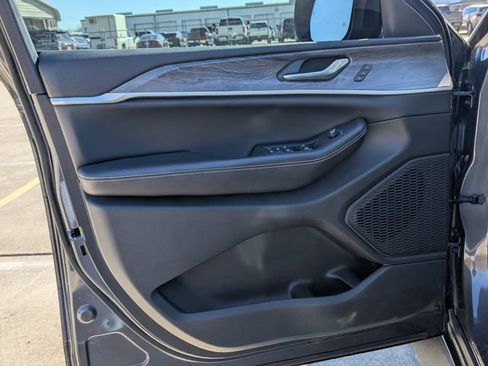 Used 2023 Jeep Grand Cherokee Limited w/ Black Appearance Package image 10