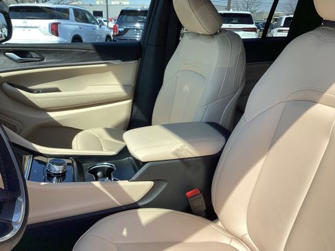 Used 2024 Jeep Grand Cherokee Limited image 12