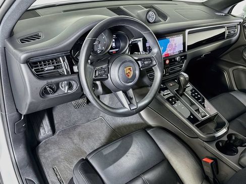 Certified 2025 Porsche Macan AWD/4WD image 4
