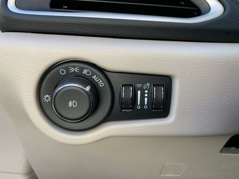 Used 2024 Chrysler Pacifica Touring-L image 16