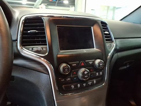 Used 2019 Jeep Grand Cherokee Laredo AWD/4WD image 14