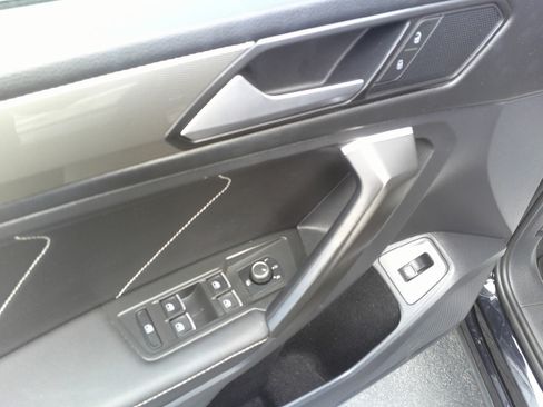 Used 2022 Volkswagen Tiguan SE AWD/4WD image 16