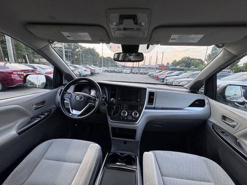 Used 2020 Toyota Sienna LE w/ LE Preferred Package FWD image 18