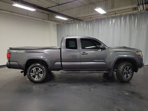Used 2019 Toyota Tacoma TRD Sport image 9