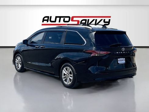 Used 2025 Toyota Sienna Limited FWD image 5