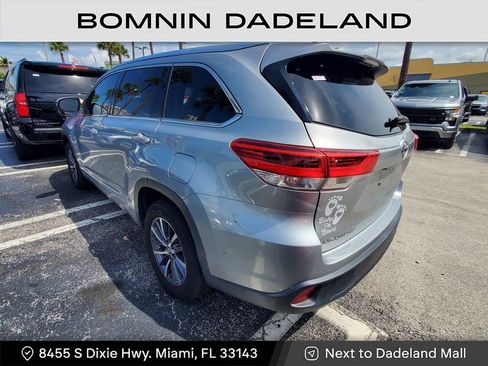 Used 2017 Toyota Highlander SE image 3
