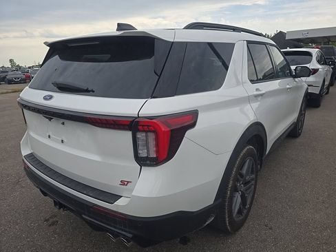 Used 2025 Ford Explorer ST AWD/4WD image 4