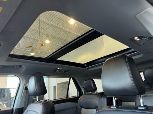 Used 2022 Ford Explorer XLT w/ XLT Sport Appearance Package image 10