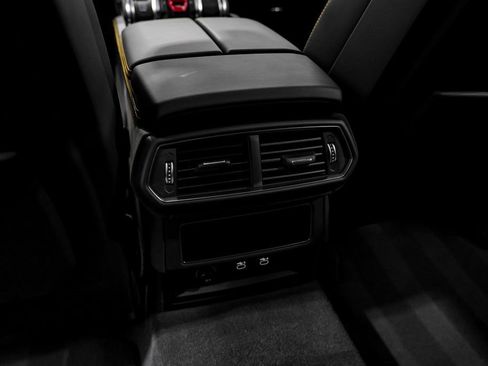 Used 2025 Lamborghini Urus Performante AWD/4WD image 40