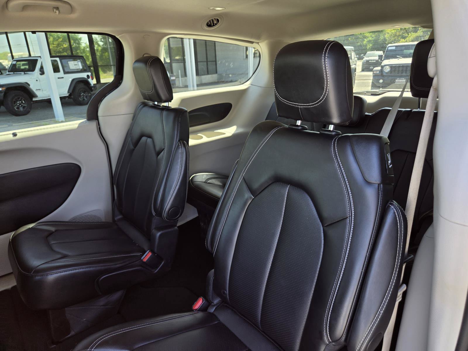 Used 2024 Chrysler Pacifica Touring-L FWD image 31