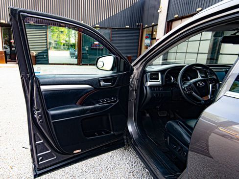 Used 2014 Toyota Highlander XLE image 26