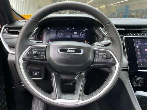 Used 2025 Jeep Grand Cherokee Altitude RWD image 15