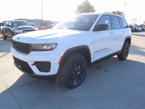New 2025 Jeep Grand Cherokee Altitude image 10