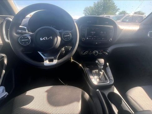 Used 2025 Kia Soul LX w/ LX Technology Package FWD image 16