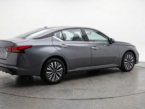 Used 2025 Nissan Altima 2.5 SV FWD image 9