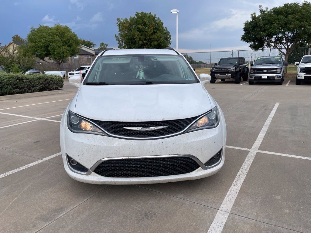 Used 2017 Chrysler Pacifica Touring-L FWD image 2