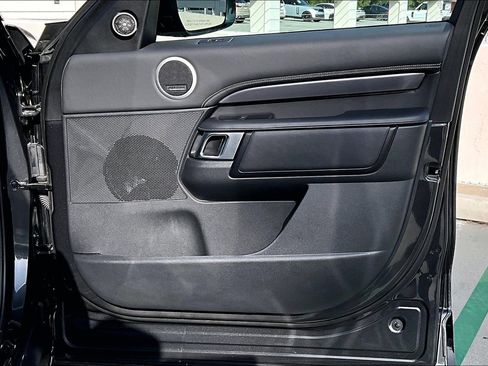 Used 2024 Land Rover Discovery Metropolitan Edition image 28