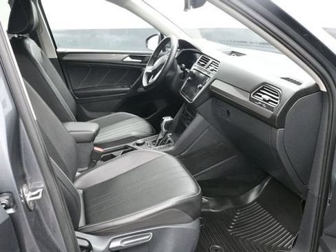Used 2022 Volkswagen Tiguan SE w/ Panoramic Sunroof Package AWD/4WD image 9