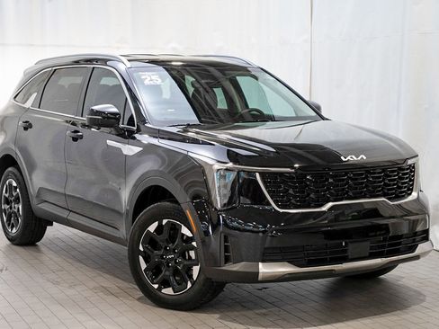 Certified 2025 Kia Sorento S AWD/4WD image 1