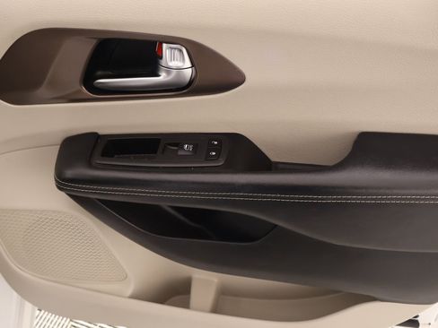 Used 2022 Chrysler Voyager LX image 16