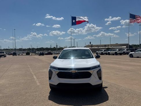 Used 2025 Chevrolet Trax LS FWD image 5