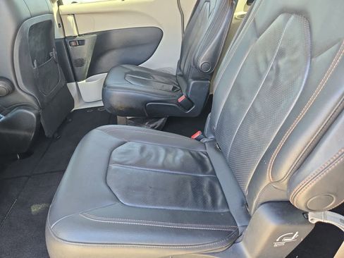 Used 2018 Chrysler Pacifica Touring-L image 18