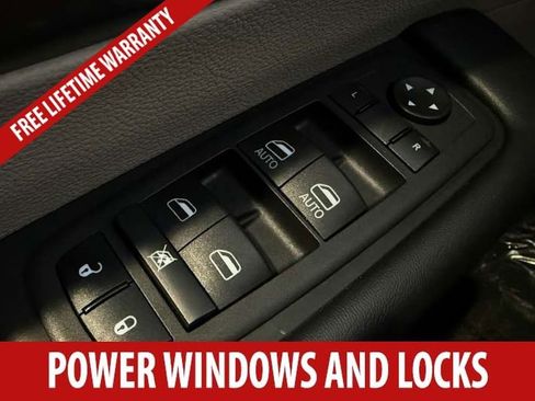 Used 2023 Chrysler Pacifica Touring-L FWD image 9
