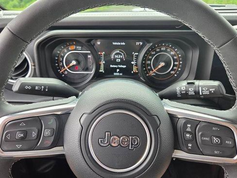 Used 2025 Jeep Wrangler Unlimited Sahara AWD/4WD image 29