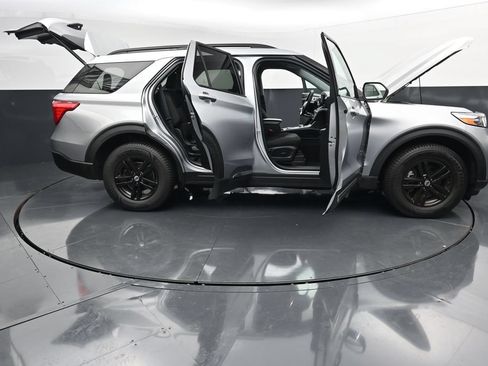 Used 2022 Ford Explorer XLT AWD/4WD image 40