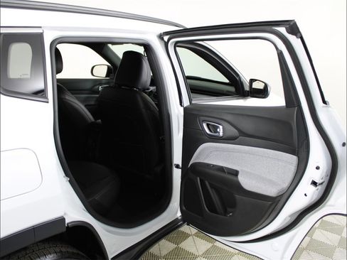 New 2025 Jeep Compass Latitude image 38